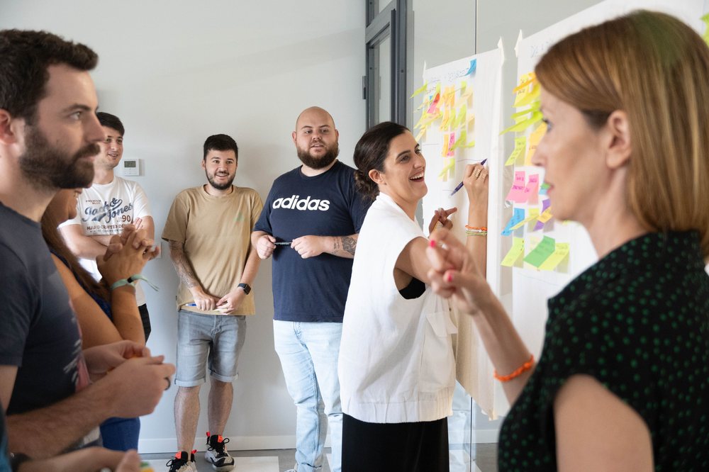 Equipo colaborando en el muro de ideas