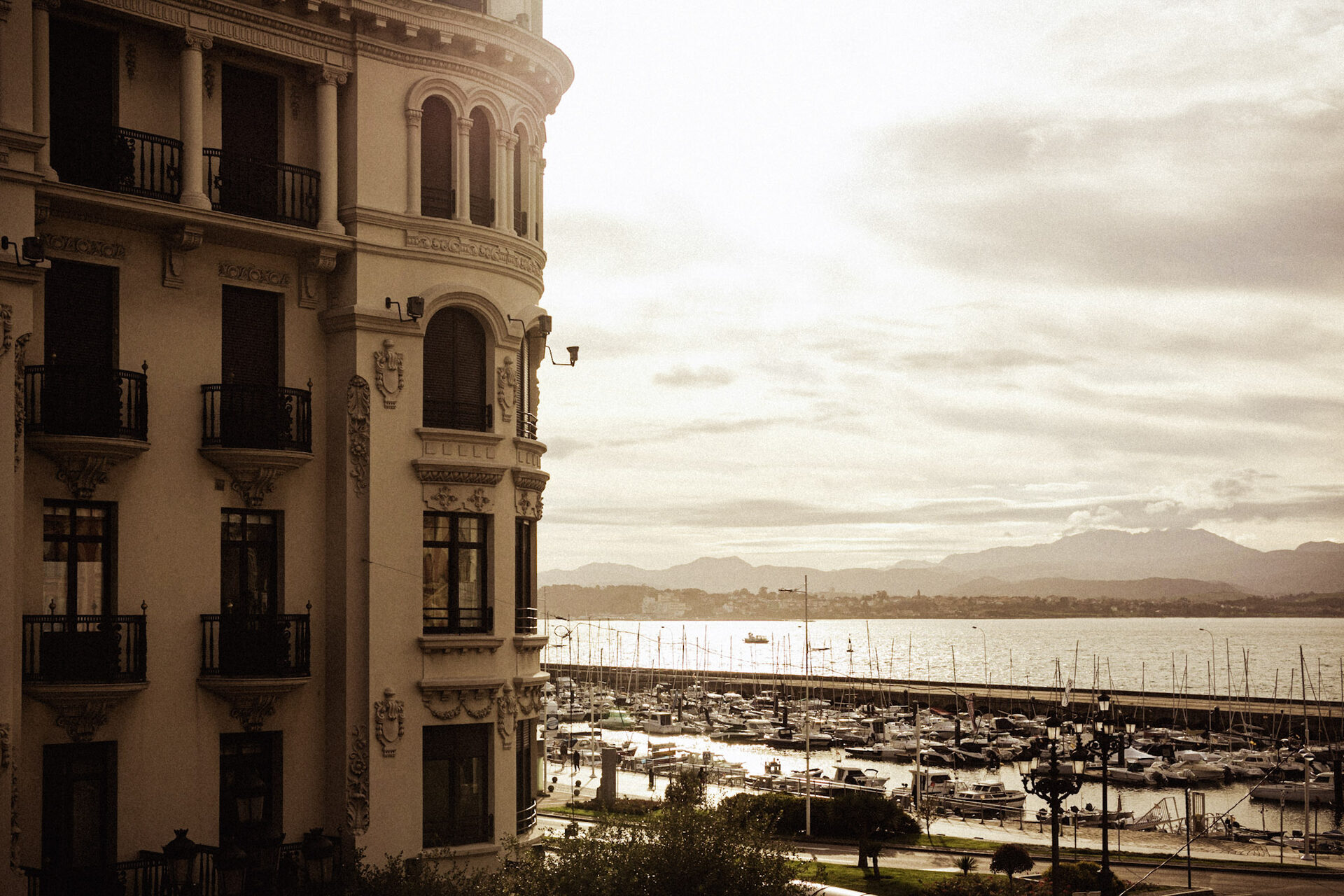 La bahía y las montañas de Santander al atardecer