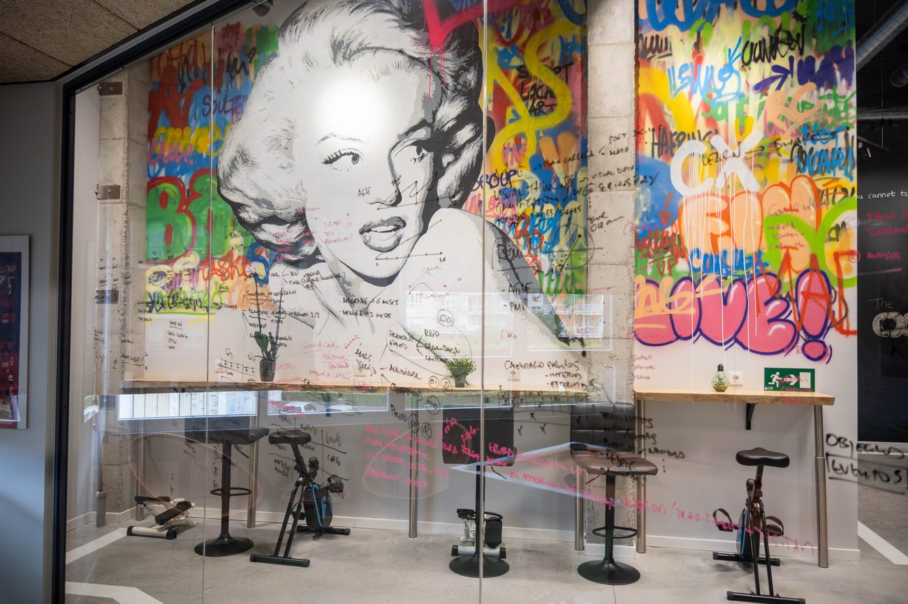 Mural creativo en las oficinas — cultura de marca
