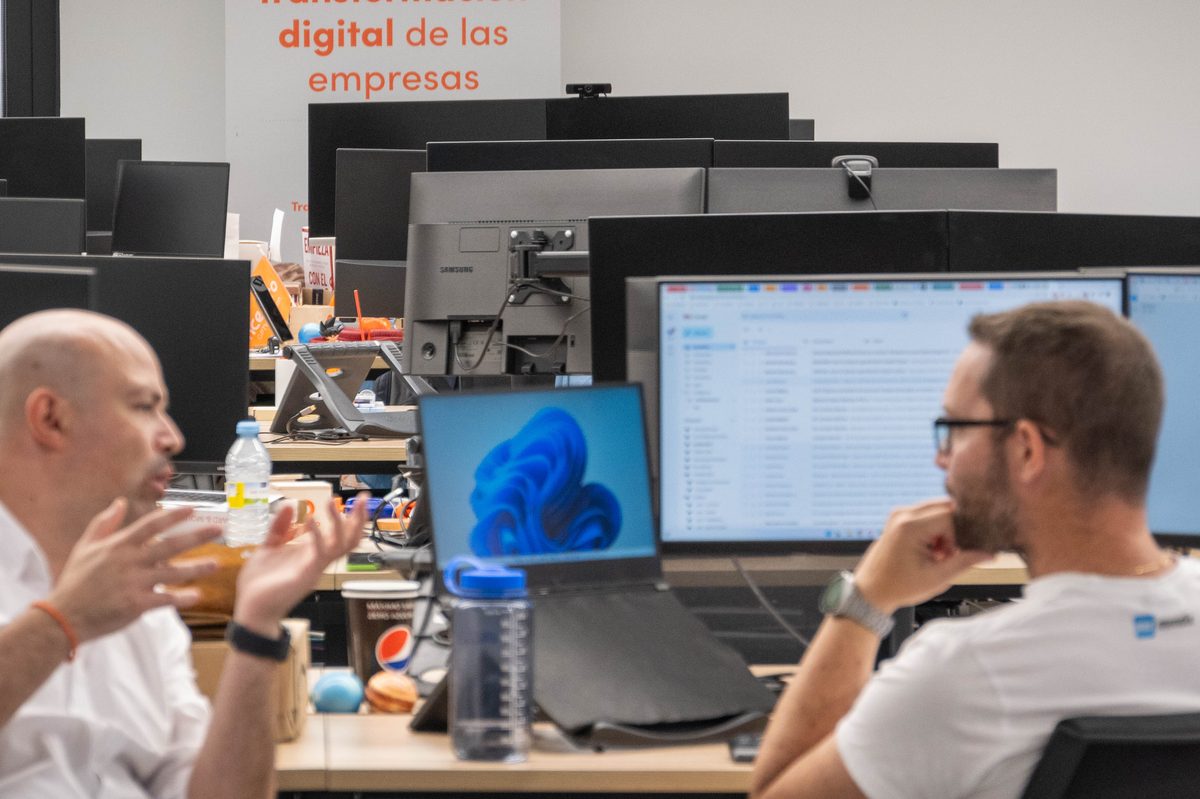 Equipo en las oficinas — cultura y talento