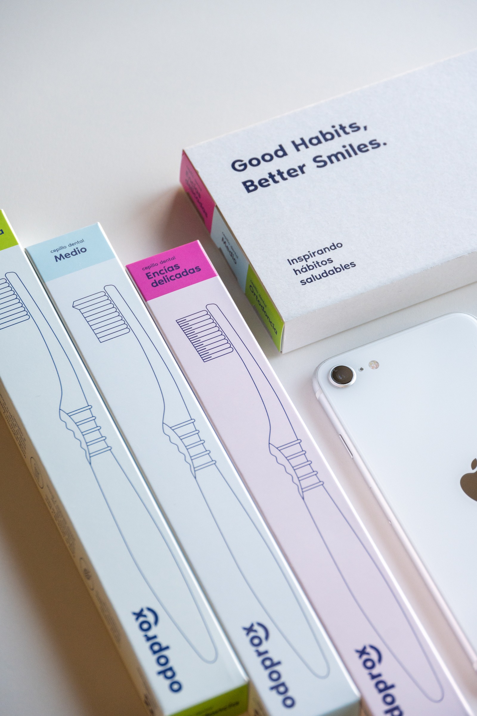 Universo de marca y packaging de Odoprox — salud dental