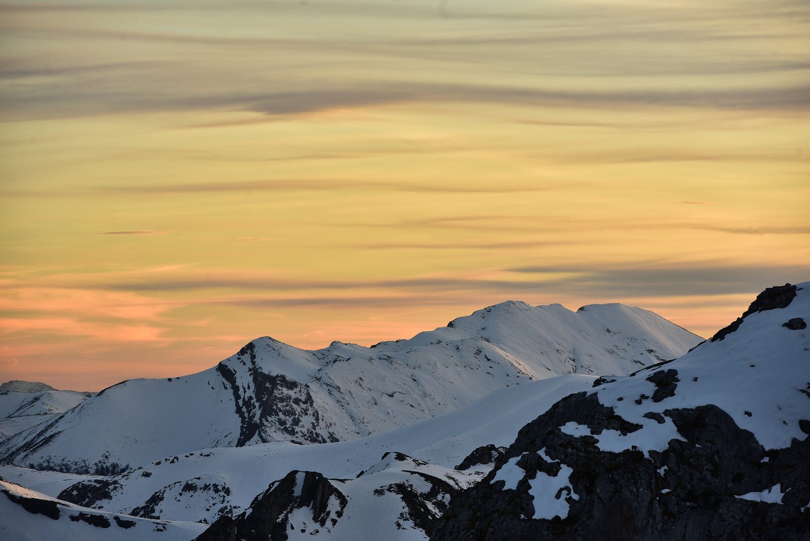 Atardecer sobre las cumbres nevadas de los Picos de Europa