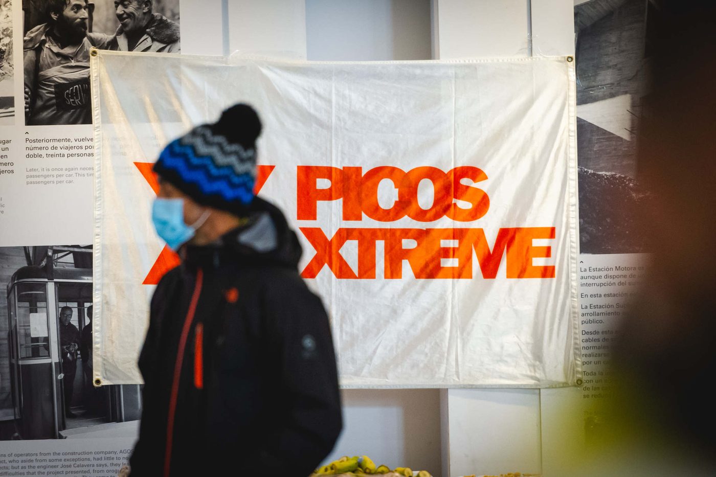 Espacio del evento con branding de Picos Xtreme