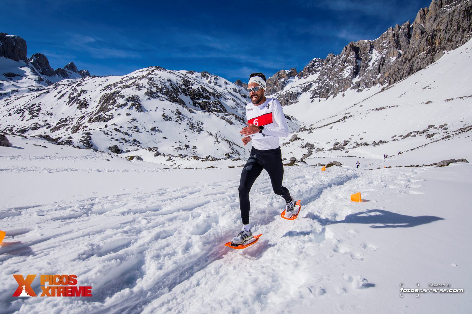 Chema Martínez compitiendo con raquetas de nieve en los Picos de Europa
