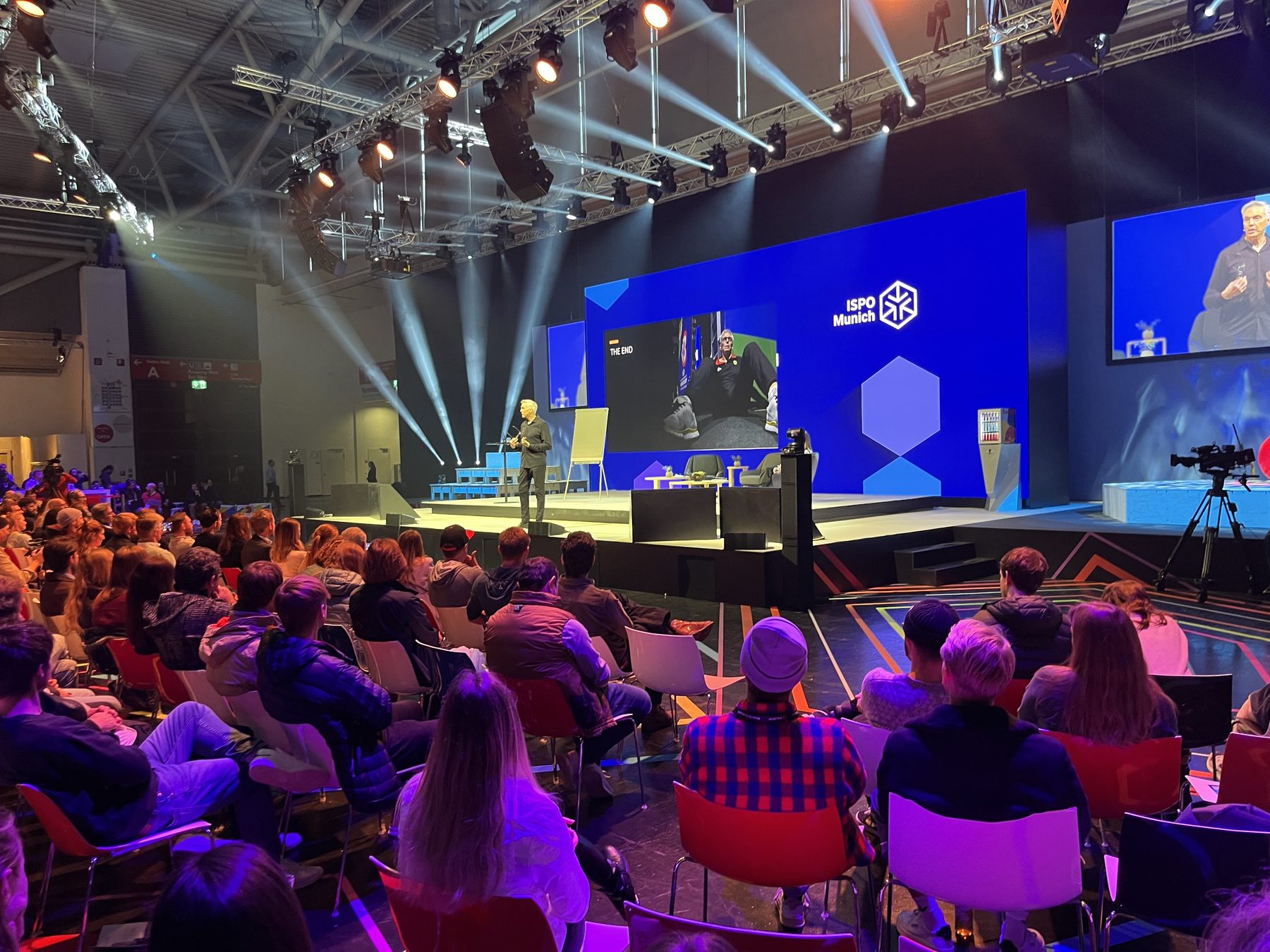Presentación del WPS24 en el escenario de ISPO Múnich ante el público